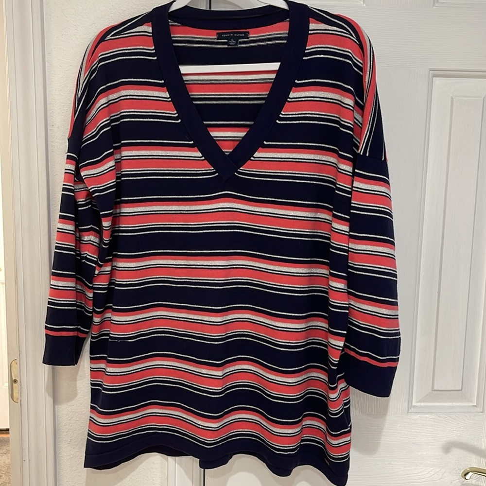 TOMMY HILFIGER V-NECK, Drop Shoulder, 3/4 Sleeve Top. Black/Salmon/Silver, XL.